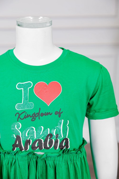 فستان بناتي لليوم الوطني السعودي لون أخضر مزين بكتابات و رسومات من الأمام برباط في الخصر و أكمام قصيرة