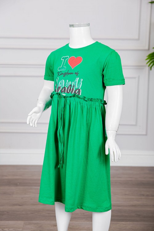 فستان بناتي لليوم الوطني السعودي لون أخضر مزين بكتابات و رسومات من الأمام برباط في الخصر و أكمام قصيرة
