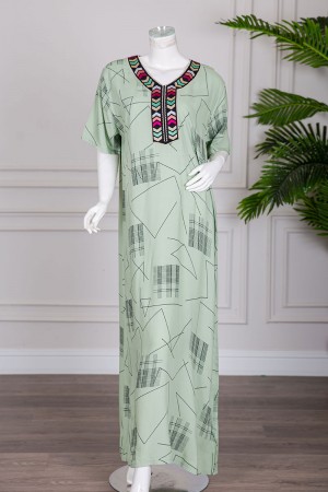 قميص نسائي طويل لون أخضر فاتح مزين بخطوط رفيعة بياقة كلفة مطرزة ذو أكمام قصيرة