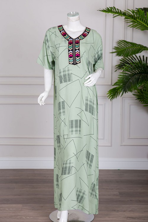 قميص نسائي طويل لون أخضر فاتح مزين بخطوط رفيعة بياقة كلفة مطرزة ذو أكمام قصيرة