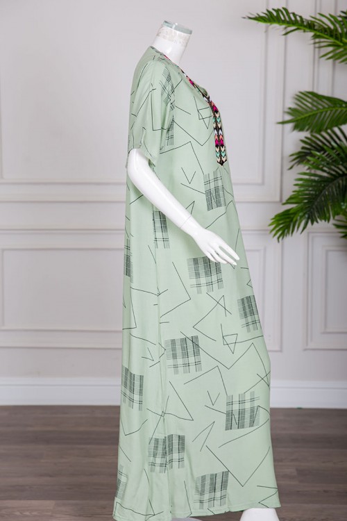 قميص نسائي طويل لون أخضر فاتح مزين بخطوط رفيعة بياقة كلفة مطرزة ذو أكمام قصيرة