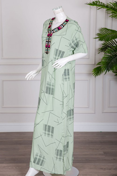 قميص نسائي طويل لون أخضر فاتح مزين بخطوط رفيعة بياقة كلفة مطرزة ذو أكمام قصيرة