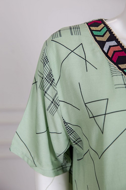 قميص نسائي طويل لون أخضر فاتح مزين بخطوط رفيعة بياقة كلفة مطرزة ذو أكمام قصيرة