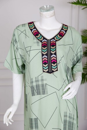 قميص نسائي طويل لون أخضر فاتح مزين بخطوط رفيعة بياقة كلفة مطرزة ذو أكمام قصيرة