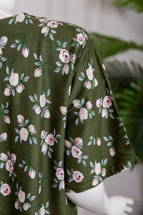 قميص نسائي طويل لون زيتي مشجر بياقة دائرية بأزرار من الأمام ذو أكمام قصيرة