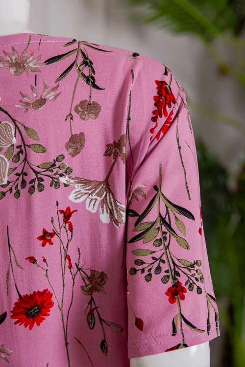 قميص نسائي طويل لون وردي مشجر بياقة دائرية بأزرار من الأمام ذو أكمام قصيرة