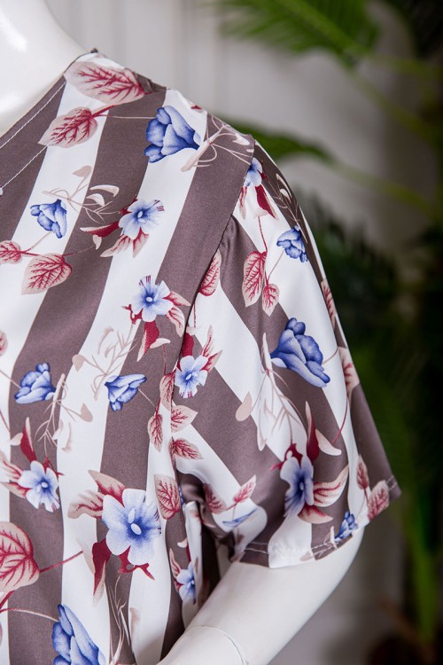 قميص نسائي ميدي مشجر و مخطط باللون الأبيض و البني بياقة قصة سبعة بأزرار من الأمام و أكمام قصيرة