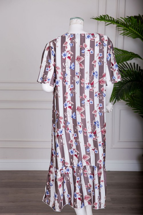 قميص نسائي ميدي مشجر و مخطط باللون الأبيض و البني بياقة قصة سبعة بأزرار من الأمام و أكمام قصيرة