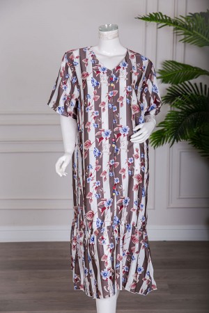 قميص نسائي ميدي مشجر و مخطط باللون الأبيض و البني بياقة قصة سبعة بأزرار من الأمام و أكمام قصيرة 