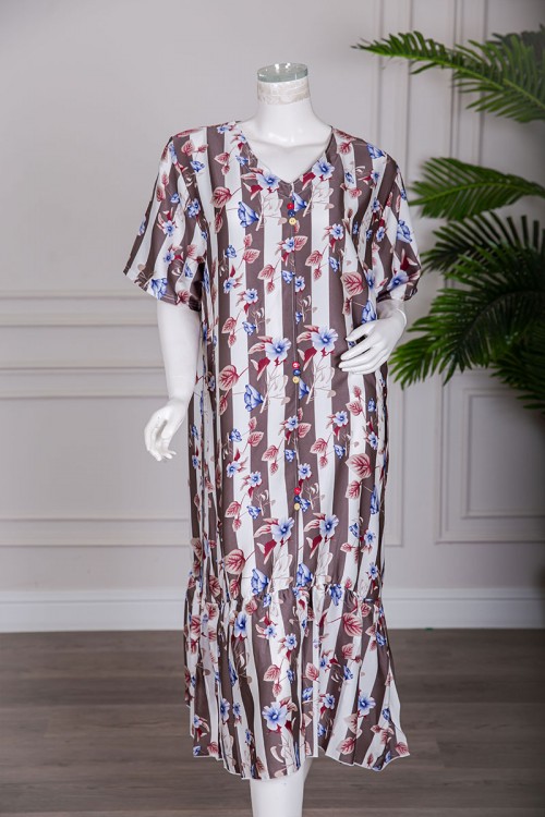 قميص نسائي ميدي مشجر و مخطط باللون الأبيض و البني بياقة قصة سبعة بأزرار من الأمام و أكمام قصيرة