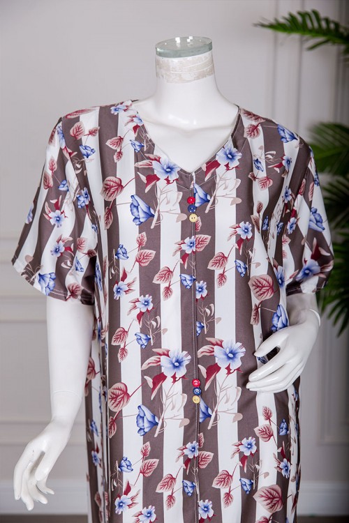 قميص نسائي ميدي مشجر و مخطط باللون الأبيض و البني بياقة قصة سبعة بأزرار من الأمام و أكمام قصيرة