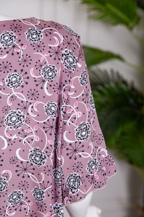 قميص نسائي طويل لون موف فاتح مشجر ياقة قصة سبعة بحبل من الأمام و أكمام قصيرة