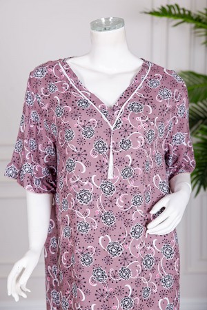 قميص نسائي طويل لون موف فاتح مشجر ياقة قصة سبعة بحبل من الأمام و أكمام قصيرة 