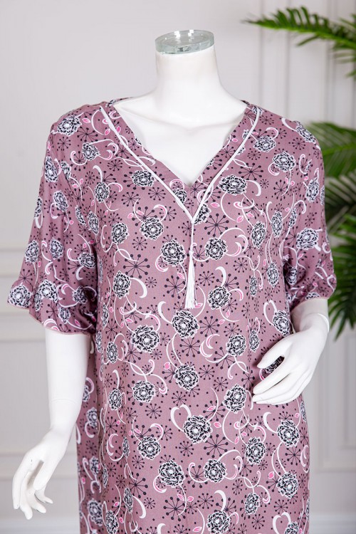 قميص نسائي طويل لون موف فاتح مشجر ياقة قصة سبعة بحبل من الأمام و أكمام قصيرة