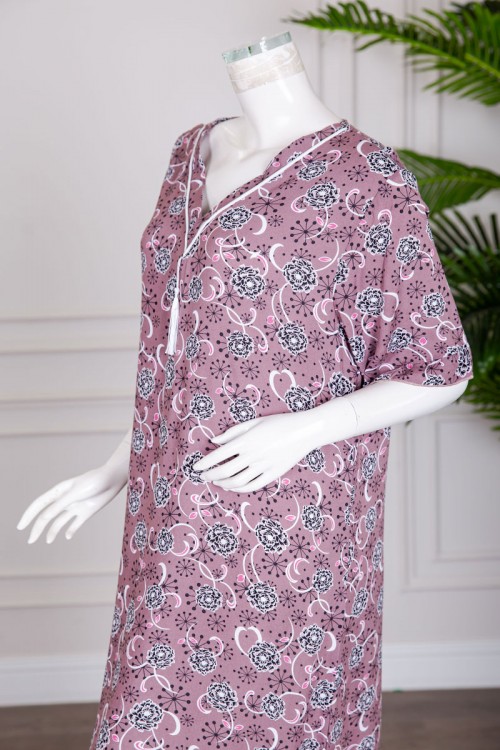 قميص نسائي طويل لون موف فاتح مشجر ياقة قصة سبعة بحبل من الأمام و أكمام قصيرة