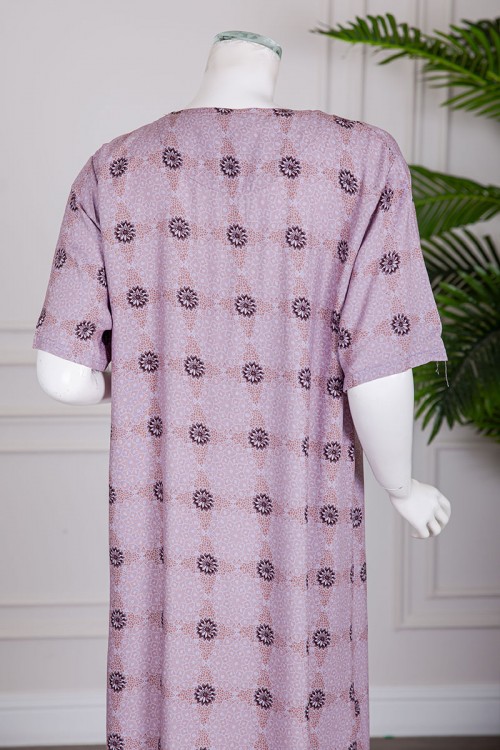 قميص نسائي طويل لون موف فاتح مزين بزهور و نقوش ياقة دائرية بأزرار من الأمام و أكمام قصيرة