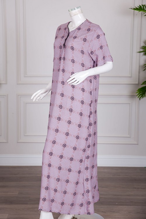 قميص نسائي طويل لون موف فاتح مزين بزهور و نقوش ياقة دائرية بأزرار من الأمام و أكمام قصيرة