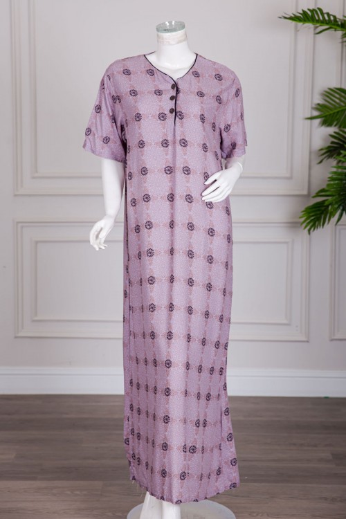 قميص نسائي طويل لون موف فاتح مزين بزهور و نقوش ياقة دائرية بأزرار من الأمام و أكمام قصيرة