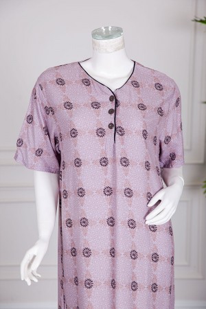 قميص نسائي طويل لون موف فاتح مزين بزهور و نقوش ياقة دائرية بأزرار من الأمام و أكمام قصيرة 