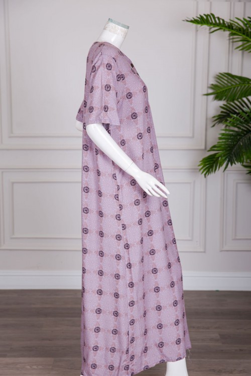 قميص نسائي طويل لون موف فاتح مزين بزهور و نقوش ياقة دائرية بأزرار من الأمام و أكمام قصيرة