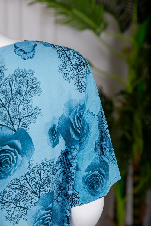 قميص نسائي طويل لون سماوي مشجر بياقة دائرية و بأزرار من الأمام و أكمام قصيرة