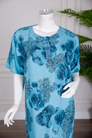 قميص نسائي طويل لون سماوي مشجر بياقة دائرية و بأزرار من الأمام و أكمام قصيرة 