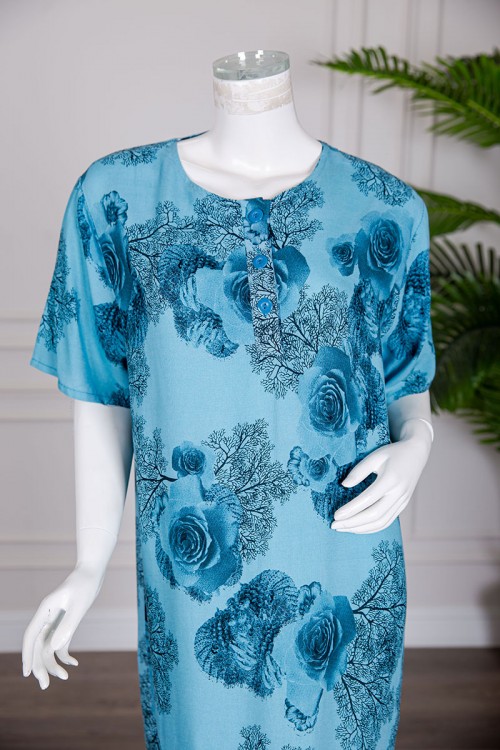 قميص نسائي طويل لون سماوي مشجر بياقة دائرية و بأزرار من الأمام و أكمام قصيرة