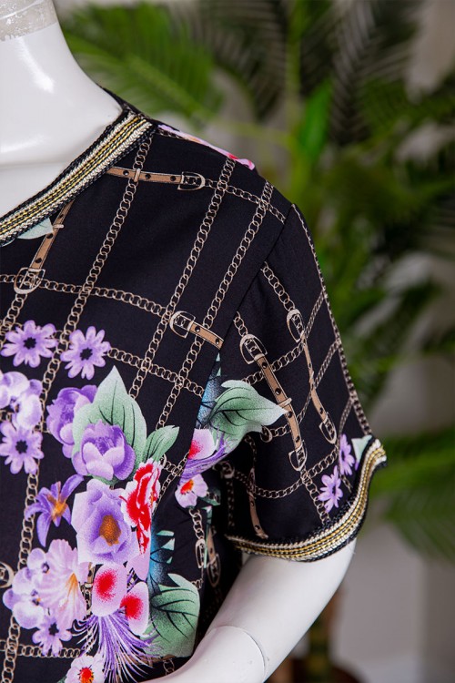 قميص نسائي طويل لون أسود مشجر مزينة بكلفة مطرزة باللون الذهبي من الياقة و الأكمام