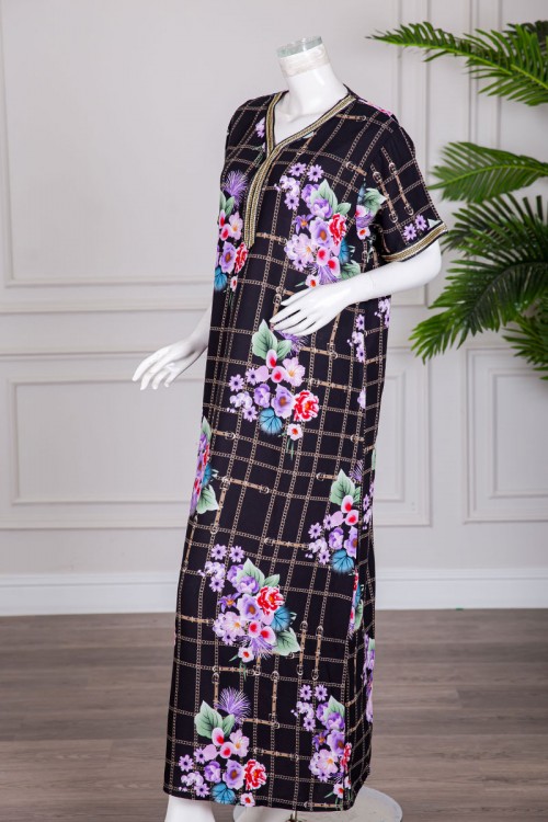 قميص نسائي طويل لون أسود مشجر مزينة بكلفة مطرزة باللون الذهبي من الياقة و الأكمام