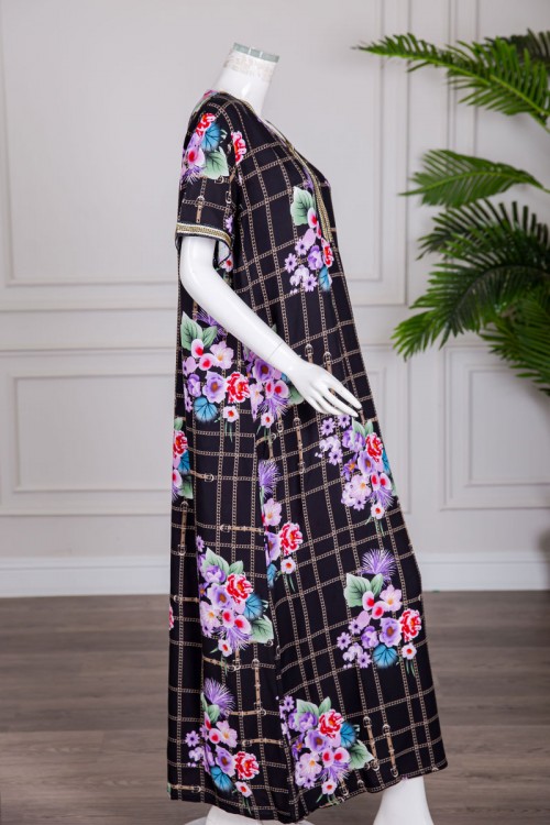 قميص نسائي طويل لون أسود مشجر مزينة بكلفة مطرزة باللون الذهبي من الياقة و الأكمام