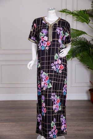 قميص نسائي طويل لون أسود مشجر مزينة بكلفة مطرزة باللون الذهبي من الياقة و الأكمام