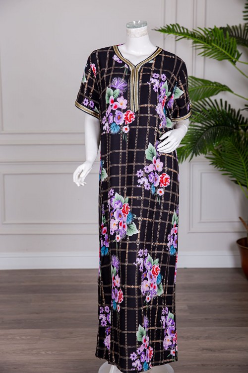 قميص نسائي طويل لون أسود مشجر مزينة بكلفة مطرزة باللون الذهبي من الياقة و الأكمام