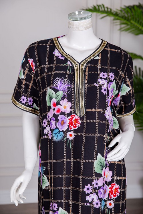 قميص نسائي طويل لون أسود مشجر مزينة بكلفة مطرزة باللون الذهبي من الياقة و الأكمام