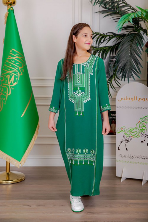جلابية بناتي لليوم الوطني لون أخضر مزينة بتطريز تراثي بياقة دائرية و أكمام طويلة