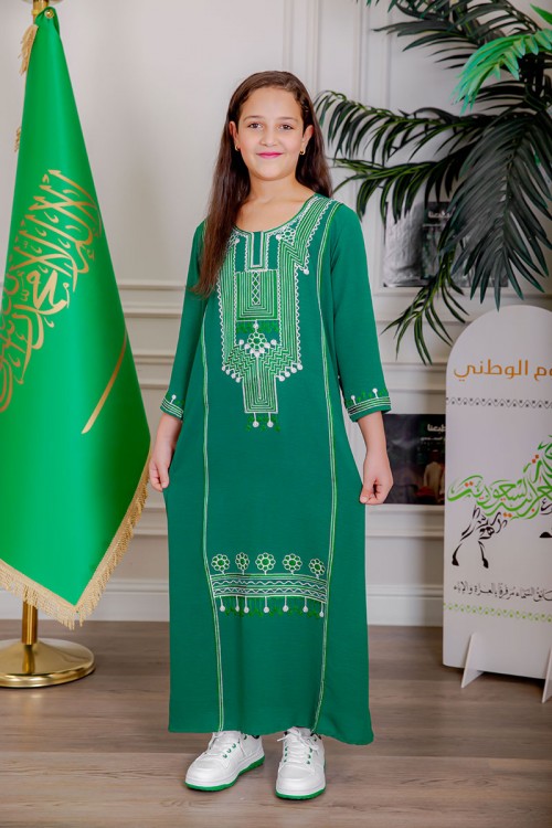 جلابية بناتي لليوم الوطني لون أخضر مزينة بتطريز تراثي بياقة دائرية و أكمام طويلة