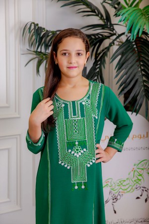 جلابية بناتي لليوم الوطني لون أخضر مزينة بتطريز تراثي بياقة دائرية و أكمام طويلة 