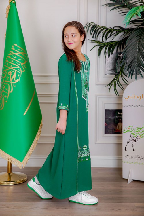 جلابية بناتي لليوم الوطني لون أخضر مزينة بتطريز تراثي بياقة دائرية و أكمام طويلة