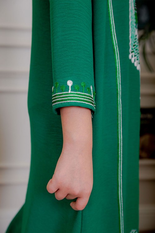 جلابية بناتي لليوم الوطني لون أخضر مزينة بتطريز تراثي بياقة دائرية و أكمام طويلة