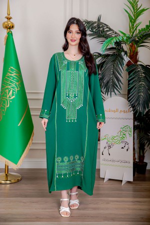 جلابية نسائية لليوم الوطني لون أخضر مزينة بتطريز تراثي بياقة دائرية و أكمام طويلة 