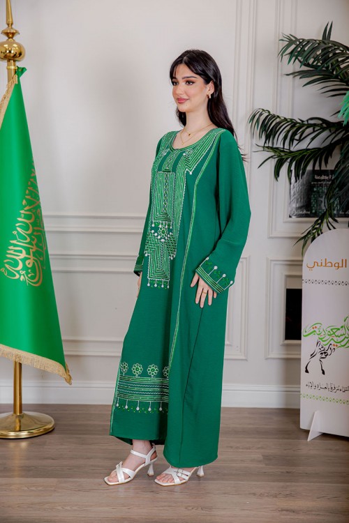 جلابية نسائية لليوم الوطني لون أخضر مزينة بتطريز تراثي بياقة دائرية و أكمام طويلة