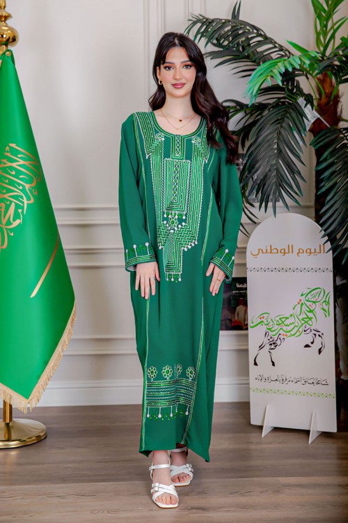 جلابية نسائية لليوم الوطني لون أخضر مزينة بتطريز تراثي بياقة دائرية و أكمام طويلة