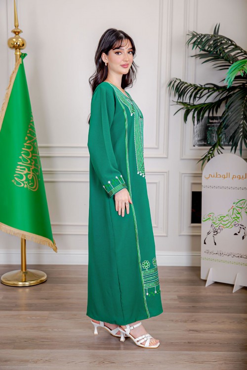 جلابية نسائية لليوم الوطني لون أخضر مزينة بتطريز تراثي بياقة دائرية و أكمام طويلة