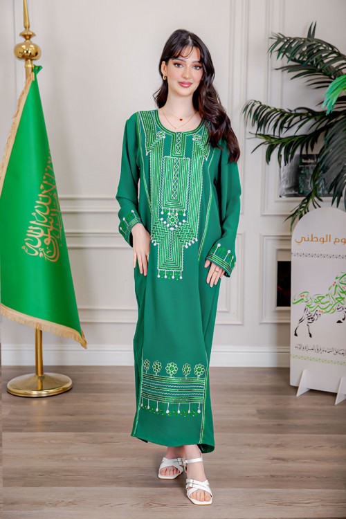 جلابية نسائية لليوم الوطني لون أخضر مزينة بتطريز تراثي بياقة دائرية و أكمام طويلة