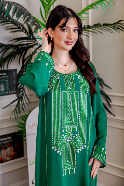 جلابية نسائية لليوم الوطني لون أخضر مزينة بتطريز تراثي بياقة دائرية و أكمام طويلة