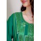 جلابية نسائية لليوم الوطني لون أخضر مزينة بتطريز تراثي بياقة دائرية و أكمام طويلة