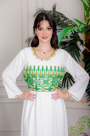 جلابية نسائية لليوم الوطني قطعتين لون أبيض مزينة بتطريز تراثي من الأمام و الأطراف ياقة دائرية