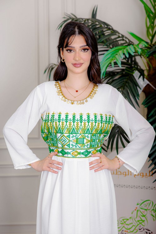 جلابية نسائية لليوم الوطني قطعتين لون أبيض مزينة بتطريز تراثي من الأمام و الأطراف ياقة دائرية