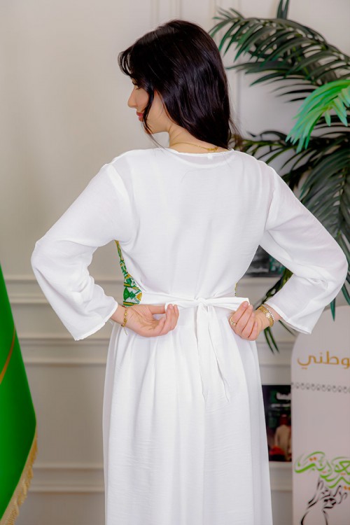 جلابية نسائية لليوم الوطني قطعتين لون أبيض مزينة بتطريز تراثي من الأمام و الأطراف ياقة دائرية