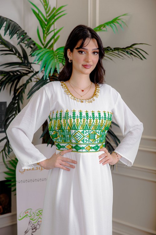 جلابية نسائية لليوم الوطني قطعتين لون أبيض مزينة بتطريز تراثي من الأمام و الأطراف ياقة دائرية