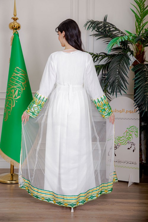 جلابية نسائية لليوم الوطني قطعتين لون أبيض مزينة بتطريز تراثي من الأمام و الأطراف ياقة دائرية